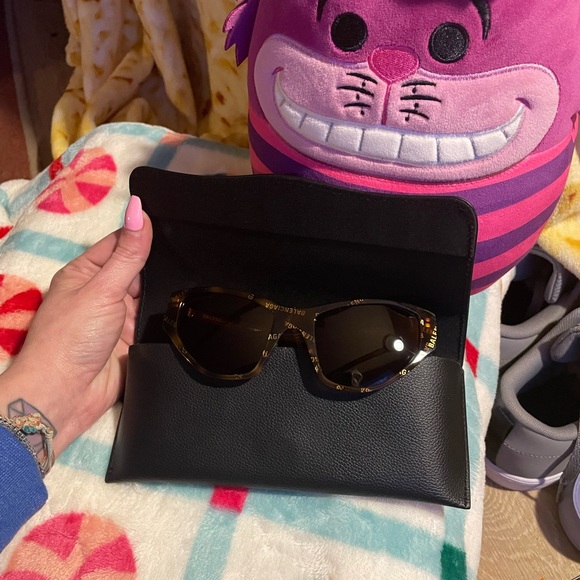 Balenciaga Tortoise Shell Sunglasses with Black Case - Picture 15 of 16